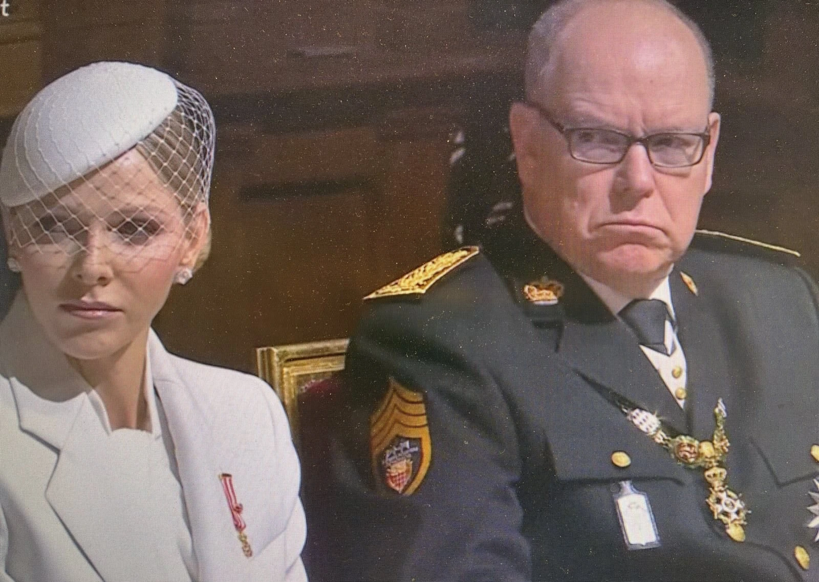 Mais pourquoi donc Monseigneur arbore-t-il son visage de lundi matin ?